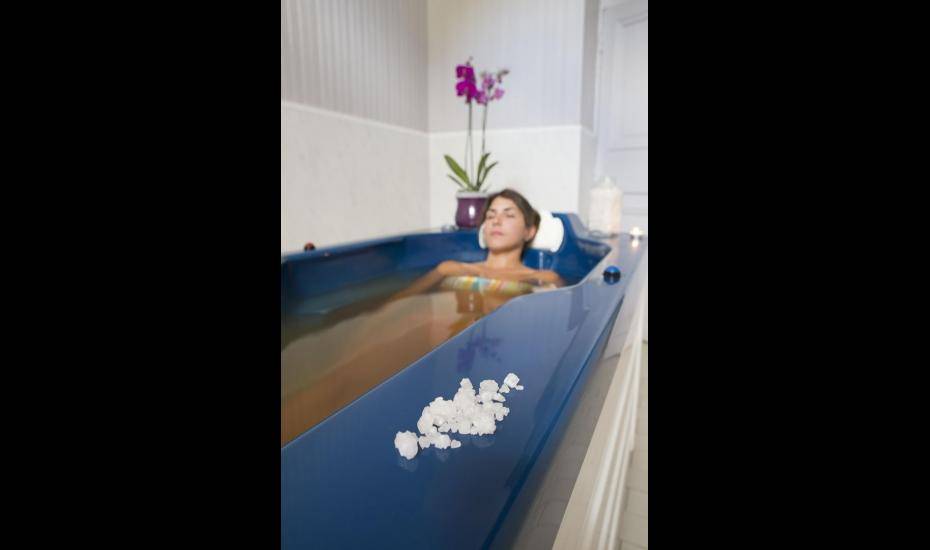 Reposez vous dans les bains hydromassant dans les Pyrénées-Atlantiques - thermes de salies bain hydromassant